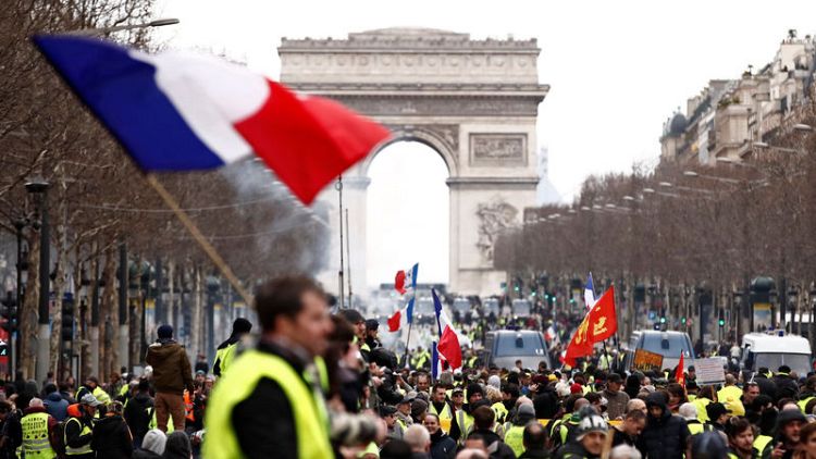 مسيرات السترات الصفراء بفرنسا تمر بدون عنف مع تراجع التوتر