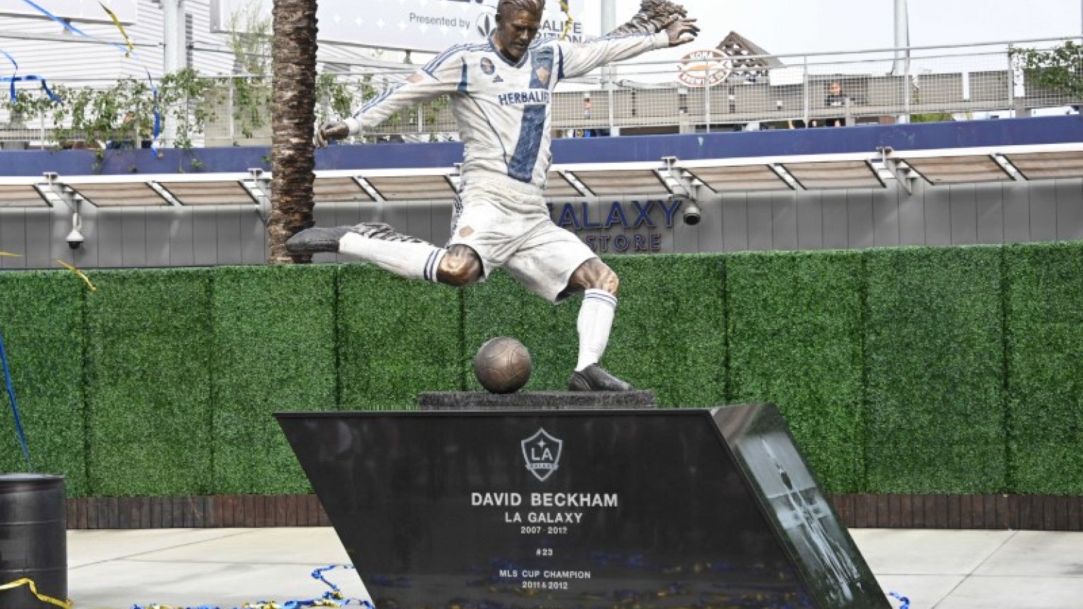 Beckham salutes LA Galaxy and Los Angeles as statue unveiled