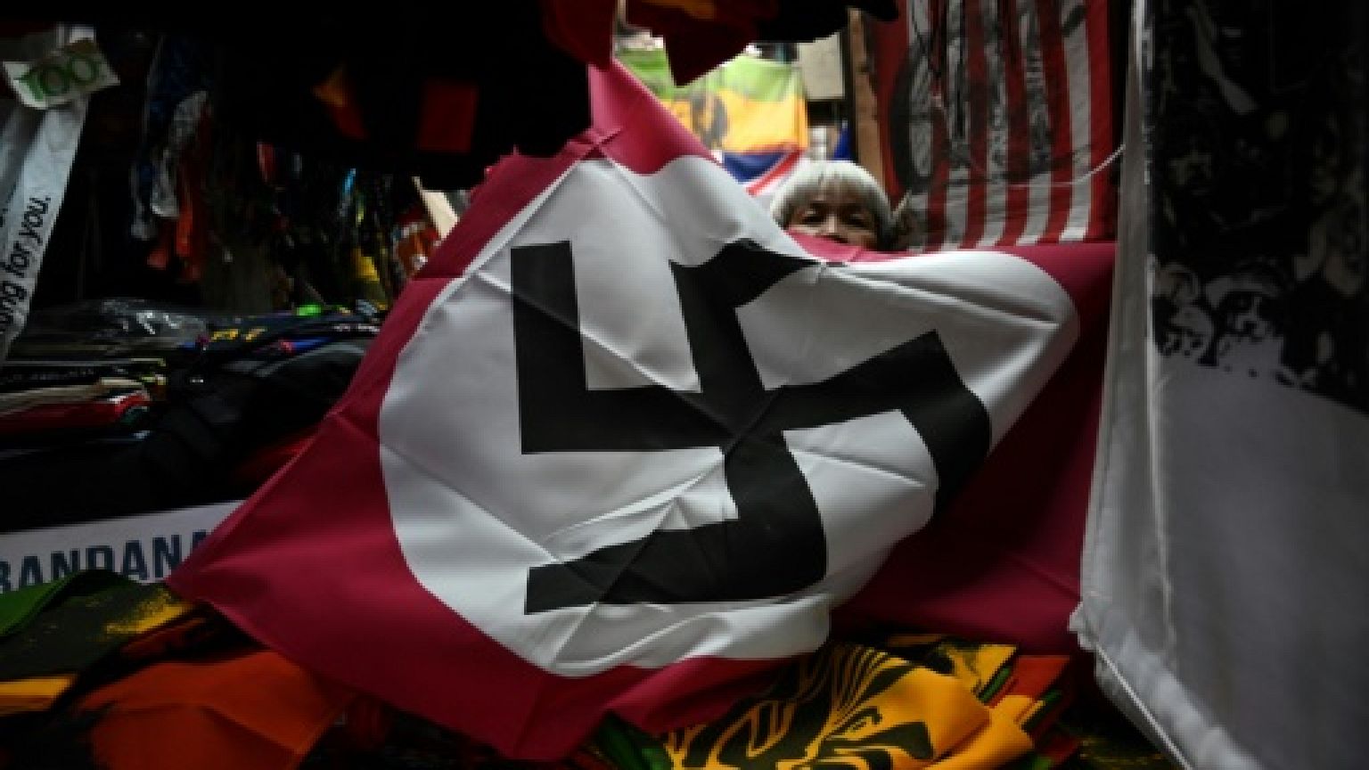 Drapeau nazi à vendre dans un brocante à Bangkok, le 2 mars 2019