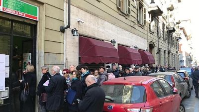 Primarie Pd: code ai seggi a Roma Primarie Pd: code ai seggi a Roma