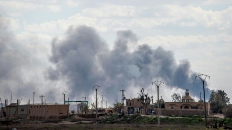 Boules de feu et fumée noire au-dessus du dernier réduit de l'EI en Syrie
