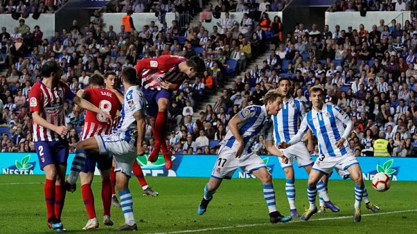 Morata double keeps up 10-man Atletico's Barca chase Morata double keeps up 10-man Atletico's Barca chase