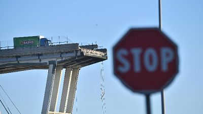 Ponte, pila 8 giù in meno di 2 secondi Ponte, pila 8 giù in meno di 2 secondi