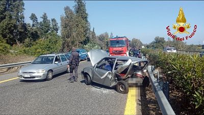 Un morto e 4 feriti su A18, 3 sono bimbi Un morto e 4 feriti su A18, 3 sono bimbi