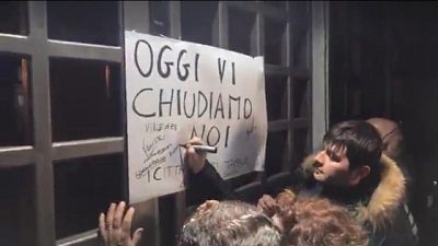 Ex Ilva:catene a cancelli,'vi chiudiamo' Ex Ilva:catene a cancelli,'vi chiudiamo'