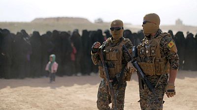 استسلام المئات من أعضاء تنظيم الدولة الإسلامية في جيب بشرق سوريا