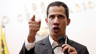 جوايدو يتعهد بشل القطاع العام في فنزويلا للضغط على مادورو