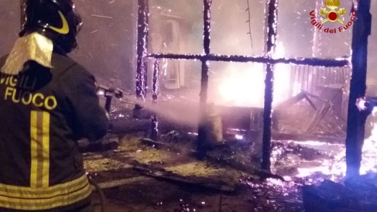 Incendio in negozi a Villaggio Palumbo