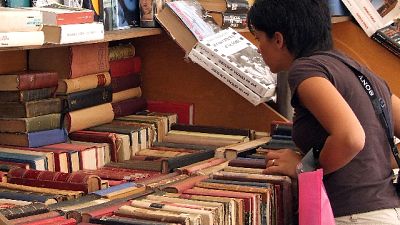 Insegnante dona 8.000 libri a biblioteca Insegnante dona 8.000 libri a biblioteca