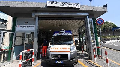 Schiacciato sotto auto padre,gravissimo Schiacciato sotto auto padre,gravissimo