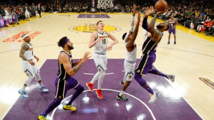 NBA: LeBron James toujours plus haut, les Lakers toujours plus bas