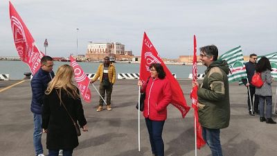 Sirene porto per vittima piattaforma Sirene porto per vittima piattaforma