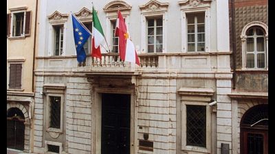 svastica tatuata, capo gabinetto dimessa svastica tatuata, capo gabinetto dimessa