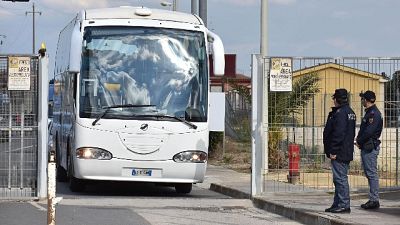 Migranti: altri 49 via da Cara Mineo Migranti: altri 49 via da Cara Mineo