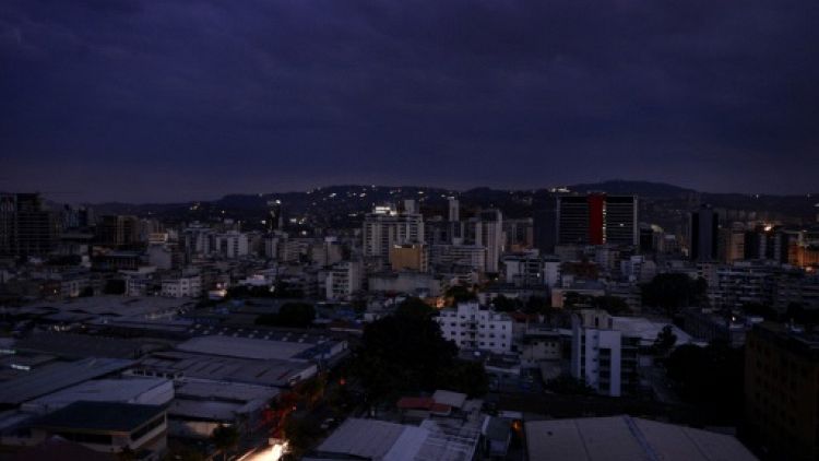 Le Venezuela plongé dans le noir, le régime dénonce une "guerre de l'électricité"