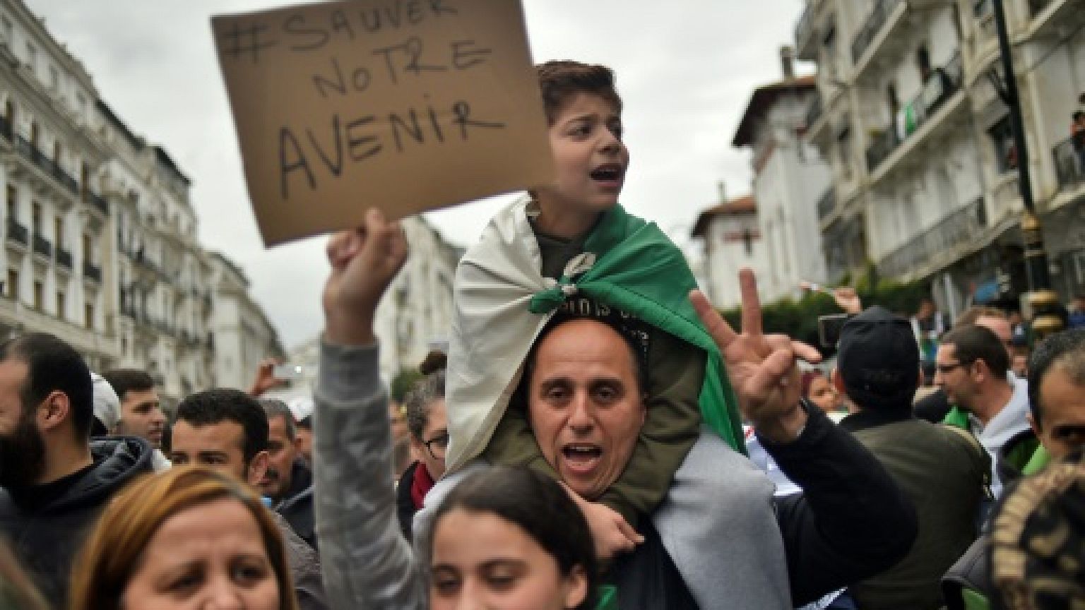 Marée humaine dans les grandes villes d'Algérie, Bouteflika refuse de céder