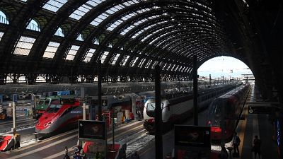 Accoltella a caso due persone a Milano Accoltella a caso due persone a Milano
