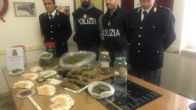 Spaccia e 'rilascia' ricevuta, arrestato Spaccia e 'rilascia' ricevuta, arrestato