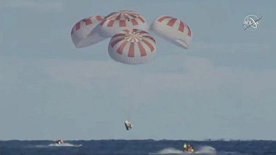 كبسولة سبيس إكس تعود للأرض قبالة فلوريدا بعد رحلة لمحطة الفضاء