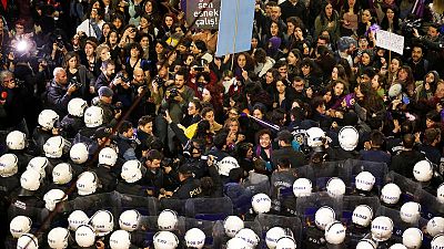 الشرطة التركية تفرق مظاهرة نسائية في اسطنبول في اليوم العالمي للمرأة