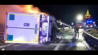 Camion prende fuoco in A14,spento da Vvf Camion prende fuoco in A14,spento da Vvf