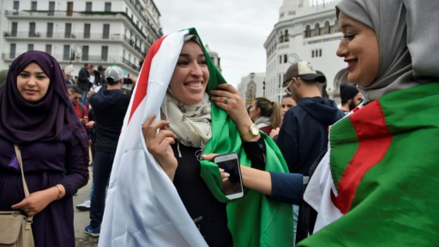 Manifestations en Algérie: les drapeaux, aubaines des vendeurs à la sauvette