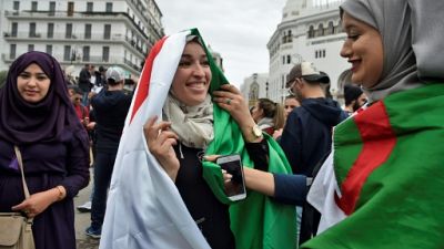Manifestations en Algérie: les drapeaux, aubaines des vendeurs à la sauvette Manifestations en Algérie: les drapeaux, aubaines des vendeurs à la sauvette
