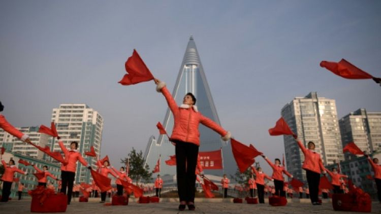 Chaque matin à Pyongyang, drapeaux et tambours pour motiver les travailleurs
