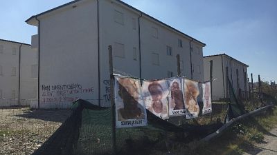 Scritte contro Prefetto Reggio e Salvini Scritte contro Prefetto Reggio e Salvini