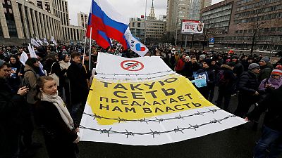 آلاف الروس يحتجون على قيود على الإنترنت