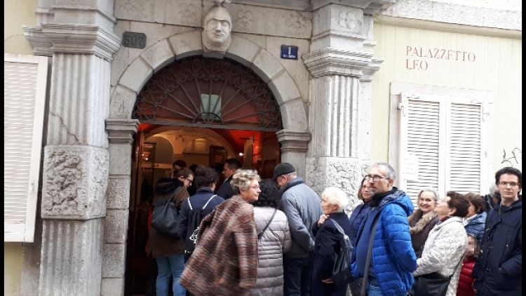 A Trieste fila voto statua Maria Teresa