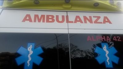 19enne travolto da auto a bordo strada 19enne travolto da auto a bordo strada