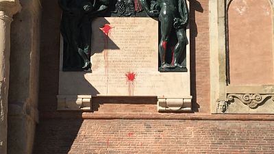 Imbrattato monumento su Comune Bologna Imbrattato monumento su Comune Bologna