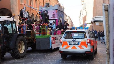 Cade da carro,al vaglio ruote, ringhiera Cade da carro,al vaglio ruote, ringhiera
