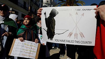 شهود: آلاف الجزائريين يحتجون في عدة مدن مطالبين بتغيير فوري
