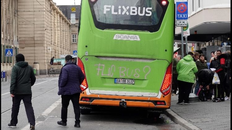 Autisti Flixbus, ammanettati da francesi
