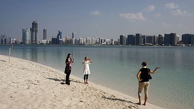 أبوظبي تخفض رسوما لدعم قطاعات السياحة والضيافة