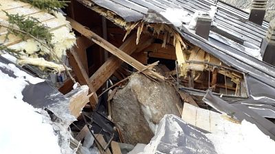 Masso sfonda rifugio, nessun ferito Masso sfonda rifugio, nessun ferito