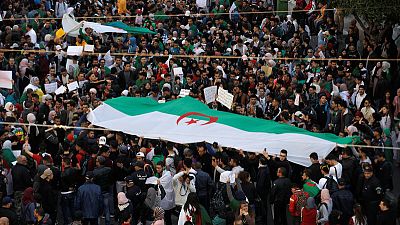 المحتجون الجزائريون يتوقون للتغيير ويضغطون لإبعاد الحرس القديم