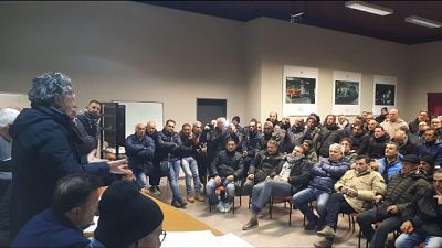 Blutec: operai forzano cancelli Blutec: operai forzano cancelli
