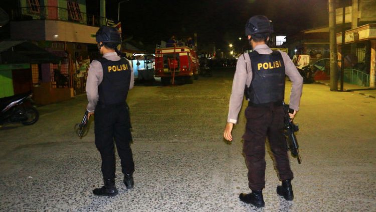 الشرطة الإندونيسية: زوجة وابن متشدد مشتبه به فجرا نفسيهما