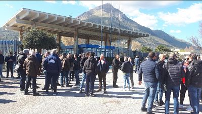 Blutec:operai davanti cancelli fabbrica Blutec:operai davanti cancelli fabbrica