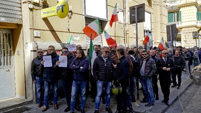 Reddito, fila autisti Ncc a Poste Napoli Reddito, fila autisti Ncc a Poste Napoli