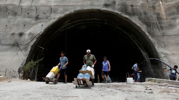 Venezuela seeks to restore power amid looting; China offers help Venezuela seeks to restore power amid looting; China offers help