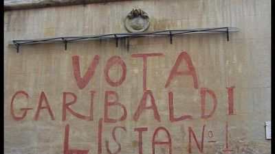 Decoro cancella scritta 'Vota Garibaldi' Decoro cancella scritta 'Vota Garibaldi'