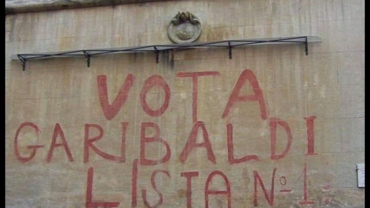 Decoro cancella scritta 'Vota Garibaldi'
