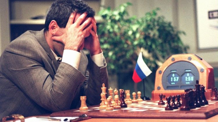 Ex maestro scacchi abusava di allievo