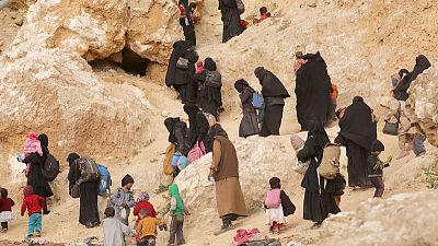 استسلام المئات في آخر جيب للدولة الإسلامية في شرق سوريا