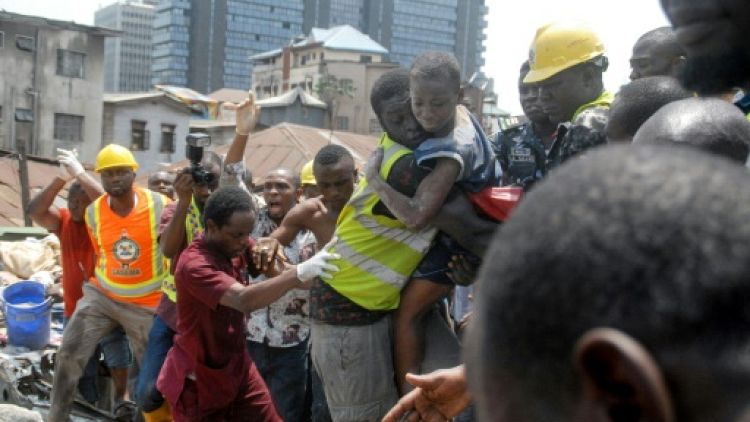 Nigeria: fin des recherches après l'effondrement d'un immeuble à Lagos, colère des habitants