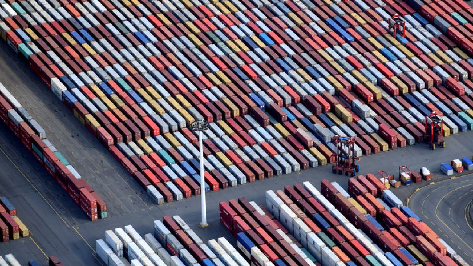 EU lawmakers split over whether to start trade talks with U.S.